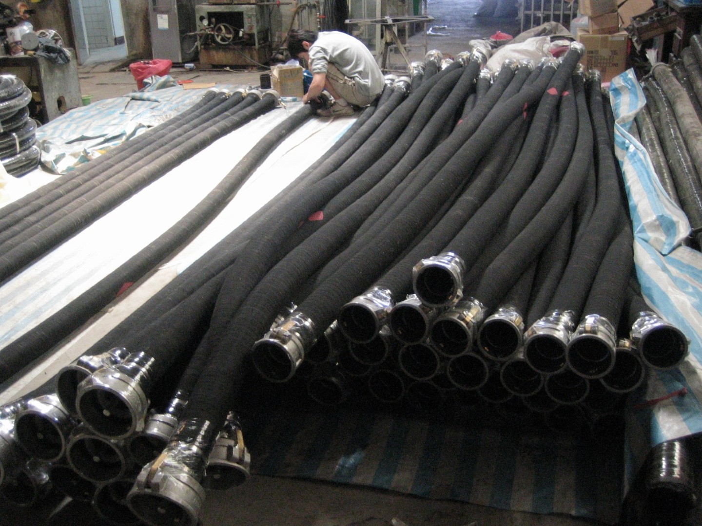 Refuelling hoses-head operation  加油軟管-裝頭作業中